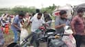 Warangal Viral News: వరంగల్, ఖమ్మం జాతీయ రహదారి పై బోల్తా పడ్డ ఆపిల్ పండ్ల వ్యాన్- సంచులతో ఎగబడ్డ జనం!