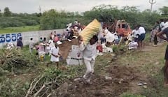 Warangal Viral News: వరంగల్, ఖమ్మం జాతీయ రహదారి పై బోల్తా పడ్డ ఆపిల్ పండ్ల వ్యాన్- సంచులతో ఎగబడ్డ జనం!