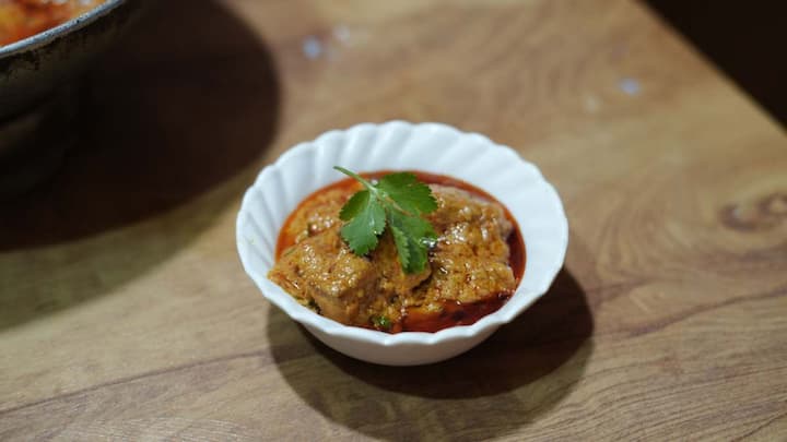 ऐसे में सबसे जरूरी बात यह है कि सोया चाप को हमेशा किसी भरोसेमंद और साफ-सुथरी जगह से ही खरीदा जाए. खुले और गंदे ठेलों से बार-बार खाना खाने से बचना चाहिए, और इसे बहुत ज्यादा मात्रा में खाने की आदत नहीं डालनी चाहिए. अगर हो सके तो घर पर बना हुआ शुद्ध सोया चाप खाना सबसे सुरक्षित और सेहतमंद विकल्प है. 