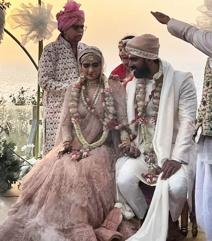 करिश्मा के पिंक लहंगे और वरुण की शेरवानी वाले वेडिंग लुक की तस्वीरें सोशल मीडिया पर खूब वायरल हुई थीं.