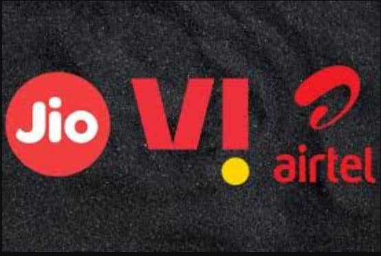 Jio ਅਤੇ Airtel ਸਭ ਤੋਂ ਅੱਗੇ  Jio ਦੇ ਕੋਲ 50 ਕਰੋੜ ਤੋਂ ਵੱਧ ਯੂਜ਼ਰ ਹਨ ਅਤੇ ਇਸਦਾ 39.2% ਮਾਰਕੀਟ ਸ਼ੇਅਰ ਹੈ। Airtel ਦੇ ਕੋਲ ਲਗਭਗ 48 ਕਰੋੜ ਯੂਜ਼ਰ ਹਨ ਅਤੇ ਇਸਦਾ ਕਰੀਬ 38% ਮਾਰਕੀਟ ਸ਼ੇਅਰ ਹੈ।