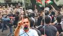 अंगात टी शर्ट अन् डोक्यावर हेल्मेट, दिल्ली आंदोलनात विद्यार्थ्याला उचलून रस्त्यावर आपटलं, तरी तिरंगा हाती घेत पुन्हा उभं राहिला; न्यायाची मागणी करत राहुल गांधींनी शेअर केला भयावह व्हिडिओ