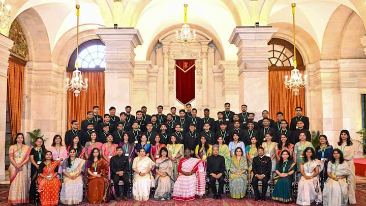 माधोपट्टी की सफलता का कारण केवल पढ़ाई नहीं, बल्कि वहां का माहौल भी माना जाता है. गांव में बच्चों को बचपन से ही अनुशासन, मेहनत और सरल जीवन का महत्व सिखाया जाता है. बड़ी संख्या में छात्र प्रतियोगी परीक्षाओं की तैयारी के लिए प्रयागराज जाते हैं. वहीं जो अभ्यर्थी चयनित नहीं हो पाए, वे भी अगले बैच के छात्रों का मार्गदर्शन करते हैं. इसी सहयोग की संस्कृति ने गांव में लगातार सफलता की परंपरा बनाए रखी है.