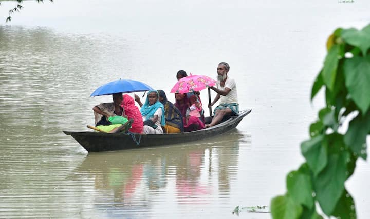 সরকারিভাবে ৩,০০,০৩১ জন মানুষ ক্ষতিগ্রস্ত। এর মধ্যে চড়াইদেও জেলা সবচেয়ে বেশি ক্ষতিগ্রস্ত - ১,৩৭,৫৬১ জন, এরপরে রয়েছে শিবসাগর - ৮৪,৬০০ জন। জোরহাটে ক্ষতিগ্রস্ত ৪৯,৯১১ জন। ১৬,৫০০-এরও বেশি ঘরছাড়া মানুষ ৭১টি ত্রাণ শিবিরে আশ্রয় নিয়েছেন। এছাড়া আরও ৩০টি ত্রাণ কেন্দ্রের মাধ্যমে ৭২,০০০-এরও বেশি জন মানুষকে সাহায্য করা হচ্ছে।