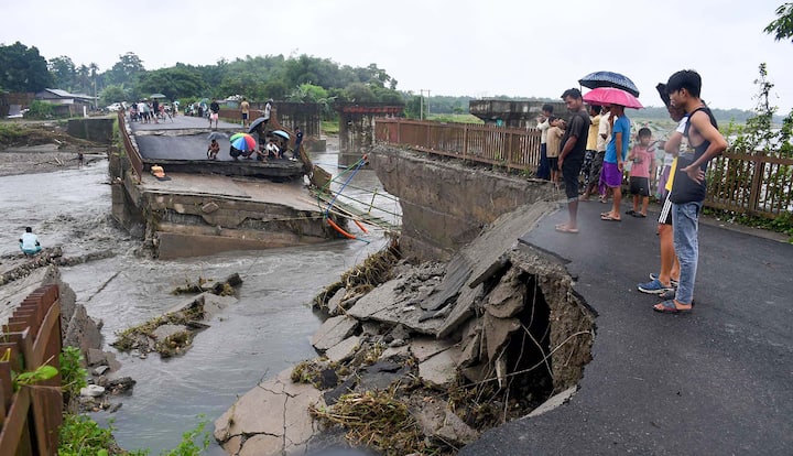 কেন্দ্রীয় দলের কাছে রাস্তাঘাট, ব্রিজ, স্কুল, স্বাস্থ্য, জল, বিদ্যুৎ সংক্রান্ত পরিকাঠামো পুনর্গঠনের বিশদ পরিকল্পনার ব্যাপারে রাজ্য সরকারের তরফ থেকে জানানো হয়েছে।