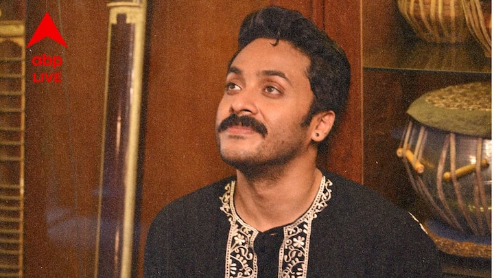 প্রসঙ্গত সোহম এবং শোলাঙ্কির সম্পর্ক নিয়ে ইন্ডাস্ট্রিতে যথেষ্ট জল্পনা ছিল, তবে সদ্য শোনা যাচ্ছে যে, তাঁদের সেই সম্পর্কে চিড় ধরেছে। নায়ক নায়িকা অবশ্য এই বিষয়ে মুখ খুলতে নারাজ।