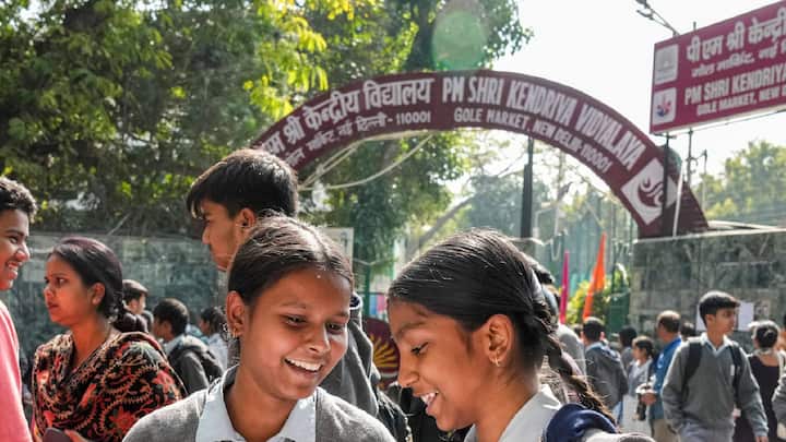 सरकार के अनुसार कोविड-19 के दौरान भर्ती प्रक्रिया प्रभावित होने के बाद वर्ष 2022 में केंद्रीय विद्यालय संगठन ने 13,441 शिक्षण और गैर शिक्षण पदों पर भर्ती पूरी की थी., जिनमें प्रिंसिपल के पद भी शामिल थे. इसके बाद नवंबर 2025 में 8,714 शिक्षण पदों पर भर्ती का नोटिफिकेशन जारी किया गया, जिसमें 161 प्रिंसिपल के पद शामिल थे.