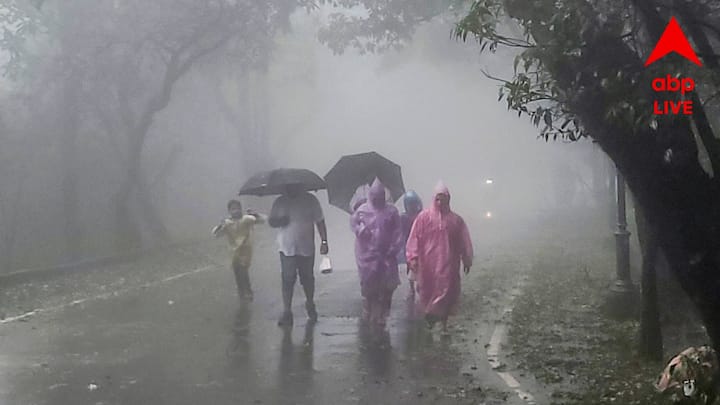 আজ দক্ষিণবঙ্গে বিক্ষিপ্তভাবে হালকা থেকে মাঝারি বৃষ্টিপাত হয়েছে। আগামী কয়েকটা দিন ও দক্ষিণবঙ্গে ভারি বৃষ্টিপাত হওয়ার সম্ভাবনা কম বলে জানিয়েছে আবহাওয়া দফতর।