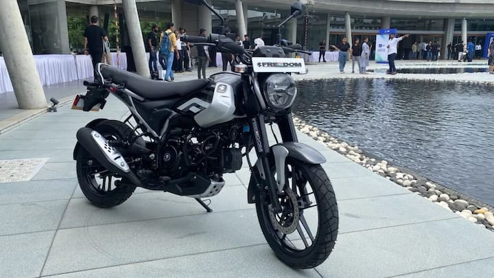वहीं, थोड़ी ज्यादा पावर और फीचर्स चाहने वाले राइडर्स के लिए बजाज CT 125X एक शानदार विकल्प बनकर उभरी है. 125cc इंजन के साथ आने वाली यह बाइक भारी वजन उठाने में सक्षम है और चढ़ाई पर भी बेहतरीन पिकअप देती है. इसमें आपको यूएसबी चार्जिंग पोर्ट और एलईडी डीआरएल जैसे फीचर्स भी मिल जाते हैं. जो इसे काफी प्रैक्टिकल बनाते हैं.