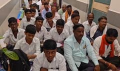 तानाजी सावंतांनी फोन केला, तरीही शिक्षक मिळेना; शाळेतील विद्यार्थी थेट जिल्हा परिषदेत, ग्रामस्थांसह आंदोलन