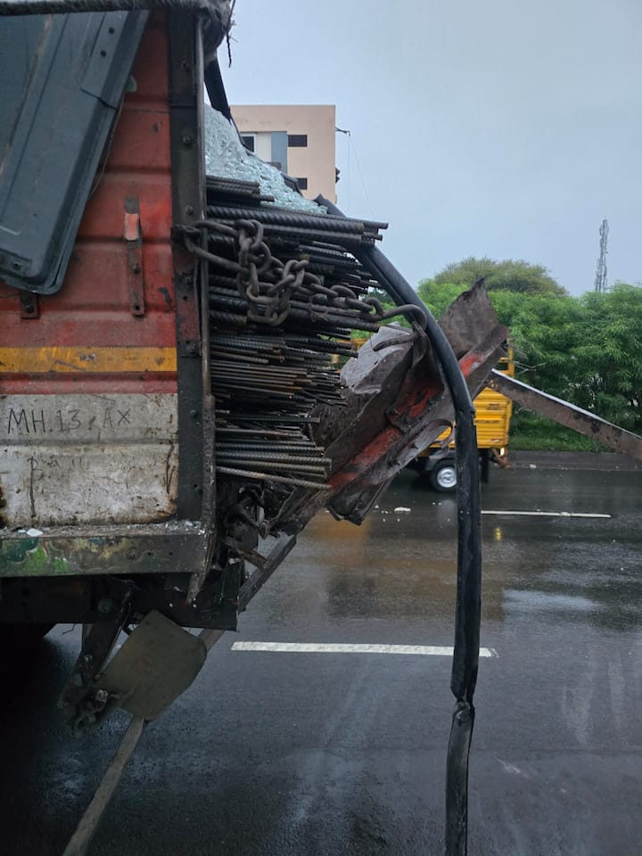 हा अपघात इतका भीषण होता की एसटी बसचा समोरचा भाग अक्षरशः चक्काचूर झाला आहे.