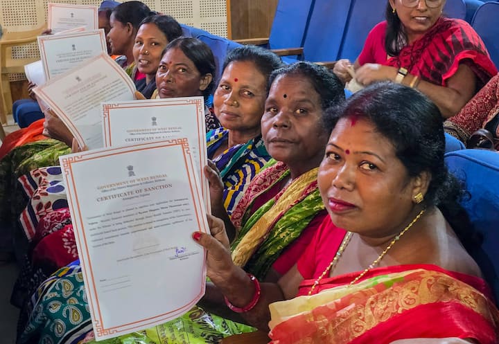 Approved – আবেদন অনুমোদিত হয়েছে। Payment Under Process – টাকা পাঠানোর প্রক্রিয়া চলছে। Pending Verification / Under Enquiry – আবেদন এখনও যাচাইয়ের পর্যায়ে রয়েছে। Rejected – আবেদন বাতিল হয়েছে এবং কারণও উল্লেখ থাকতে পারে।