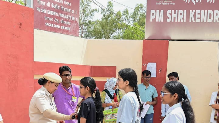 संसद में पूछे गए एक गए सवाल के जवाब में शिक्षा मंत्री ने बताया कि प्रिंसिपल के पद कई प्रशासनिक कारणों से खाली होते रहते हैं. इनमें नए केंद्रीय विद्यालय की स्थापना, रिटायरमेंट, इस्तीफा, पदोन्नति, ट्रांसफर, दूसरे विभागों में प्रतिनियुक्ति और स्कूलों का अपग्रेडेशन जैसे कारण शामिल है. मंत्रालय के अनुसार केंद्रीय विद्यालय संगठन भर्ती नियमों के तहत इन पदों को नियमित रूप से भरने की प्रक्रिया अपनाते हैं.