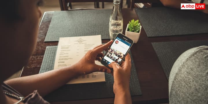 आपको बता दें कि किसी वेबसाइट, सोशल मीडिया पोस्ट या ऐप पर दिख रहे फोन नंबर को कॉल करने के लिए पहले उसे कॉपी करना पड़ता था. कई बार नंबर सिलेक्ट भी नहीं होता जिससे परेशानी बढ़ जाती है. लेकिन Circle to Search की मदद से आपको सिर्फ नंबर पर टैप करना है. ये उसे तुरंत पहचान लेता है और सीधे कॉल करने का ऑप्शन भी दिखा देता है. इससे नंबर याद रखने या कॉपी-पेस्ट करने की जरूरत नहीं पड़ती.