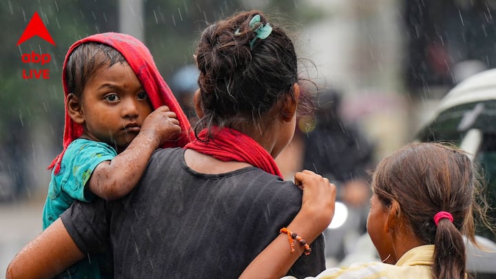 সামগ্রিকভাবে দক্ষিণবঙ্গে স্বাভাবিকের চেয়ে কম এবং উত্তরবঙ্গে স্বাভাবিকের চেয়ে বেশি বৃষ্টিপাত হতে পারে, এমনটাই জানানো হয়েছে আবহাওয়া দফতরের তরফ থেকে।