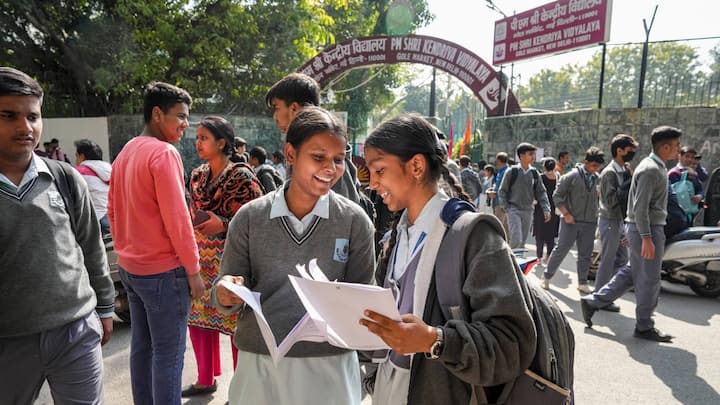 शिक्षा मंत्रालय के अनुसार वर्तमान में देशभर में 1,356 केंद्रीय विद्यालय संचालित है. इनमें से 1,012 विद्यालय में नियमित ग्रेड-2 प्रिंसिपल कार्यरत है, जबकि 344 स्कूलों में स्थायी प्रिंसिपल नहीं है. पिछले वर्षों की तुलना में यह संख्या बढ़ी है, करीब 8 साल पहले 1,081 स्वीकृत पदों में 200 प्रिंसिपल के पद खाली थे. इसके बाद केंद्रीय विद्यालय की संख्या बढ़ी, लेकिन नियमित प्रिंसिपलों की कमी भी बढ़ती गई.