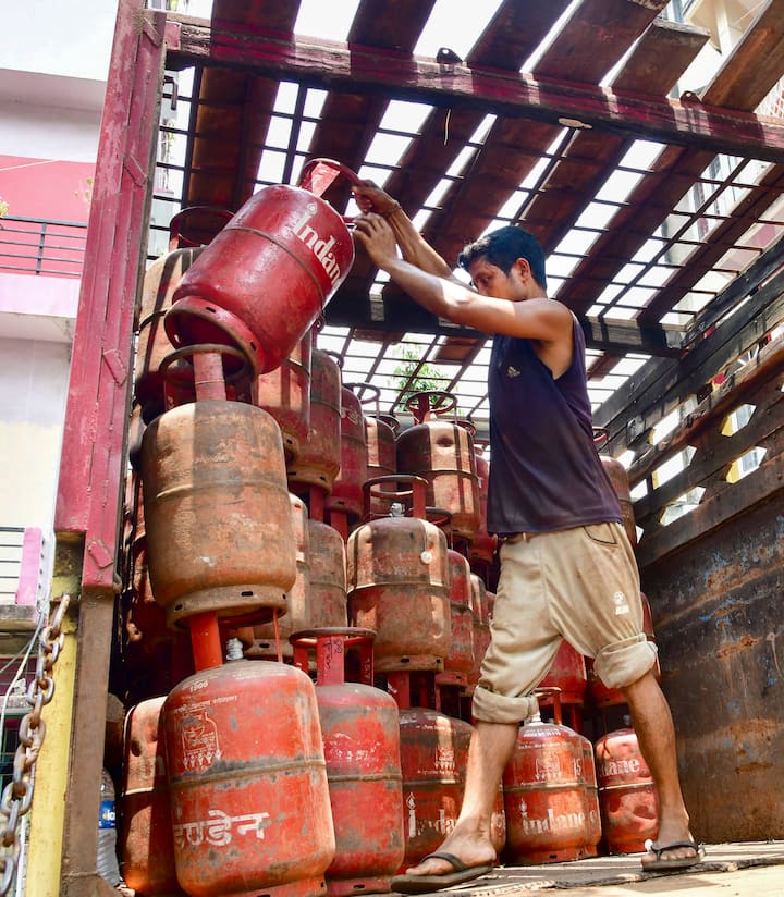 আজ থেকে প্রধানমন্ত্রী উজ্জ্বলা যোজনার সুবিধা নিতে হলে আপনার কাছে e-KYC থাকতেই হবে। ইতিমধ্যেই সরকারে তরফে এই বিষয়ে এসেছে নির্দেশ। সম্প্রতি এই বিষয়ে নতুন নির্দেশিকা প্রকাশ করেছে পেট্রোলিয়াম মন্ত্রক। সেই ক্ষেত্রে যারা e-KYC করেননি, তাদের দ্রুত LPG-র e-KYC করতে বলা হয়েছে। তবে আপনি যদি প্রধানমন্ত্রী উজ্জ্বলা যোজনার গ্রাহক না হন, তাহলে নতুন করে আপনাকে LPG বায়োমেট্রিক আধার অথেন্টিকেশন করতে হবে না।