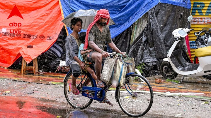 উত্তরবঙ্গের কিছু এলাকায় বিচ্ছিন্নভাবে ভারি বৃষ্টিপাতের সম্ভাবনা রয়েছে। সামগ্রিকভাবে দক্ষিণবঙ্গে স্বাভাবিকের চেয়ে বেশি এবং উত্তরবঙ্গে প্রায় স্বাভাবিক বৃষ্টিপাত হতে পারে।