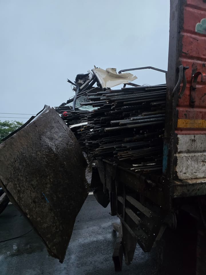 सोलापुरातून उमरग्याच्या दिशेने बस निघालेली असताना सोलापूर-हैद्राबाद राष्ट्रीय महामार्गवरील शेळगी जवळ हा भीषण अपघात झाला.