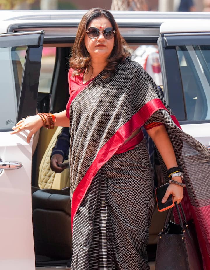 ब्लैक कलर की साड़ी में प्रियंका चतुर्वेदी बेहद स्टाइलिश और कॉन्फिडेंट लग रही हैं. साड़ी पर छोटे-छोटे व्हाइट डॉट्स जैसे पैटर्न बने हैं. वहीं, रेड बॉर्डर और ब्लाउज पूरे लुक में खूबसूरत कंट्रास्ट जोड़ रहे हैं. तस्वीर देखकर ऐसा लगता है कि ये हैंडलूम कॉटन या कॉटन सिल्क ब्लेंड फैब्रिक की साड़ी है.