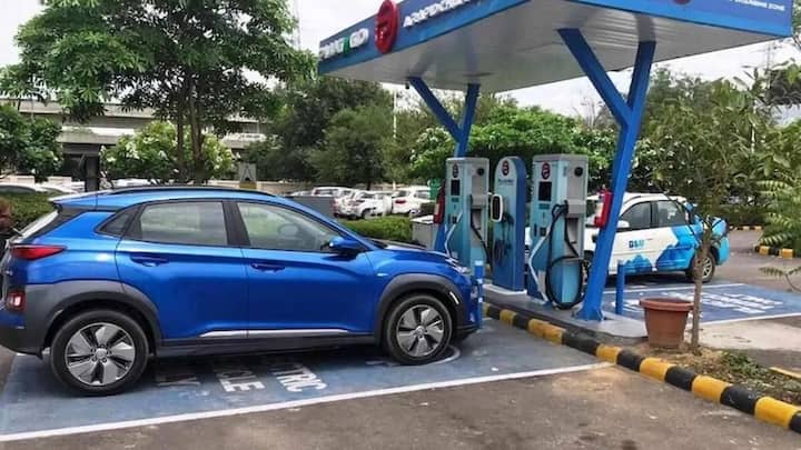 ईवी खरीदने से पहले उसके चार्जिंग इंफ्रास्ट्रक्चर और घर पर सॉकेट की सुविधा का ध्यान जरूर रखें. इसके अलावा कार की बैटरी पर मिलने वाली वारंटी और कंपनी के सर्विस नेटवर्क की जानकारी भी पूरी तरह निकाल लेनी चाहिए. लंबी वारंटी वाली कार चुनने से आपको भविष्य में बैटरी बदलने के भारी-भरकम खर्च की चिंता बिल्कुल नहीं रहती है.
