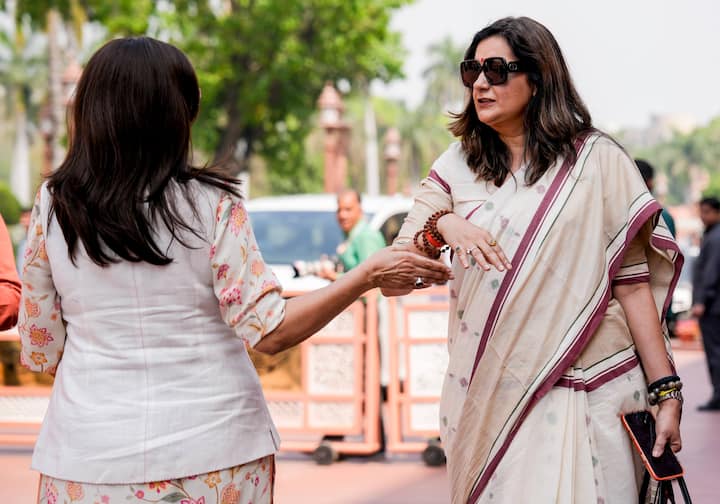 ऑफ-व्हाइट कलर की साड़ी में प्रियंका चतुर्वेदी बेहद स्टाइलिश और एलिगेंट नजर आ रही हैं. उन्होंने इस साड़ी के साथ सनग्लासेस कैरी किए हैं, जिससे उनका लुक मॉडर्न टच पा रहा है. तस्वीर देखकर ऐसा लगता है कि ये कॉटन फैब्रिक की साड़ी है.
