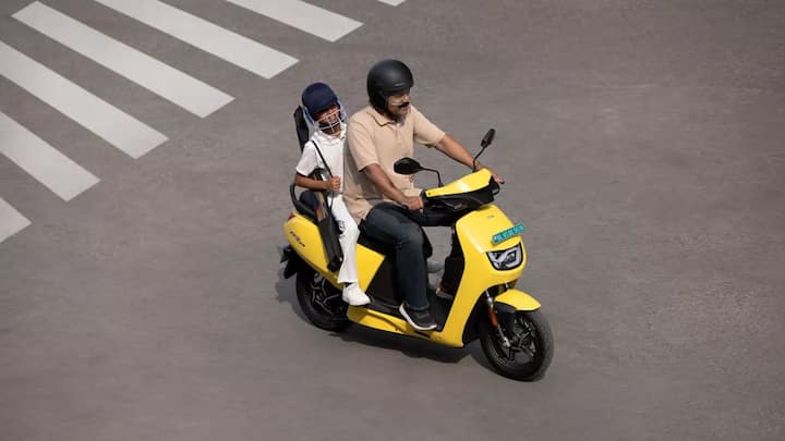 स्कूटर में कंपनी ने रिमूवेबल बैटरी दी है, जिसे जरूरत पड़ने पर आसानी से निकालकर घर या ऑफिस में चार्ज किया जा सकता है. यह सुविधा उन लोगों के लिए काफी फायदेमंद है, जिनके पास घर में अलग से चार्जिंग पॉइंट मौजूद नहीं है. इसके अलावा स्कूटर को पब्लिक चार्जिंग नेटवर्क पर भी चार्ज किया जा सकता है. VX2 Go FB में आपको 3.1kWh की बैटरी मिलेगी. यह स्कूटर 128 किलोमीटर की क्लेम्ड आईडीसी रेंज के साथ आएगा.