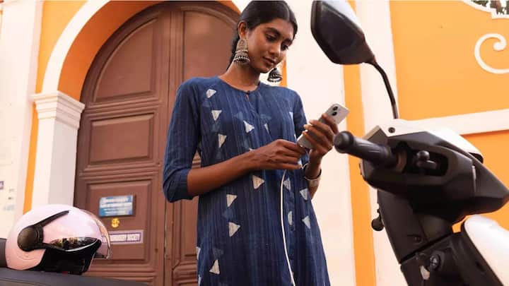 फीचर्स की बात करें तो इसमें डिजिटल डिस्प्ले, स्मार्ट कनेक्टिविटी, राइडिंग मोड्स और कई मॉडर्न फीचर्स दिए गए हैं. कुछ वेरिएंट में मोबाइल ऐप कनेक्टिविटी, लाइव लोकेशन, व्हीकल ट्रैकिंग, जियो-फेंसिंग और ओवर-द-एयर (OTA) अपडेट जैसे फीचर्स मिलते हैं, जिससे स्कूटर का इस्तेमाल और आसान हो जाता है.