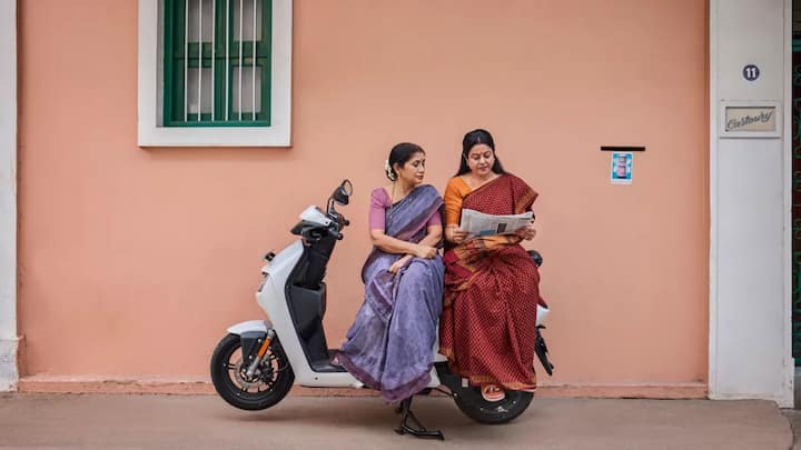 सेफ्टी के लिए स्कूटर में बेहतर ब्रेकिंग सिस्टम, मजबूत चेसिस और सस्पेंशन दिया गया है. इससे खराब सड़कों पर भी आरामदायक राइडिंग मिलती है. कंपनी ने बैटरी और इलेक्ट्रिक सिस्टम की सेफ्टी पर भी खास जोर दिया है, ताकि लंबे समय तक भरोसेमंद परफॉर्मेंस मिल सके. 8 रुपये प्रति यूनिट की दर से 3.1kWh की बैटरी को चार्ज होने में 30 रुपये से भी कम लगेंगे.