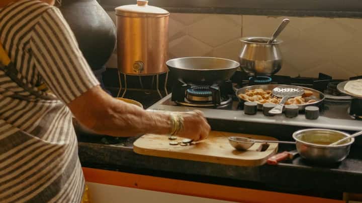 तीसरा तरीका है सब्जी को धीमी आंच पर बिना ढके पकाना. जब ग्रेवी पतली लगे, तो गैस की आंच धीमी कर दें और कढ़ाई को बिना ढके थोड़ी देर पकने दें. इससे पानी भाप बनकर उड़ता रहता है और ग्रेवी अपने आप गाढ़ी होने लगती है. इस तरीके में समय जरूर लगता है, लेकिन इससे सब्जी का असली स्वाद भी अच्छी तरह उभर कर आता है, क्योंकि मसाले और तेल पानी के साथ नहीं उड़ते.