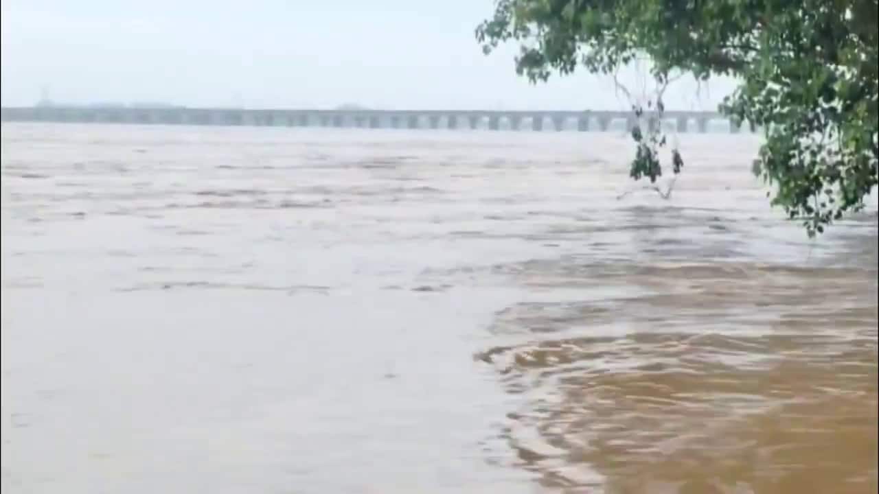 Godavari River Overflow: భద్రాచలం వద్ద గోదావరి ఉగ్రరూపం.. మూడో ప్రమాద హెచ్చరిక జారీ - పూర్తిగా నిలిచిన రాకపోకలు