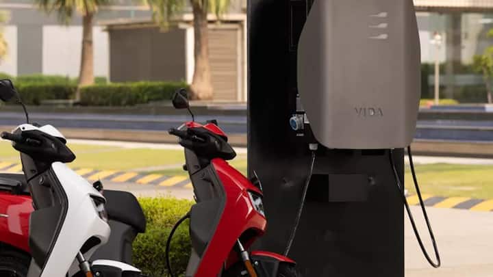डिजाइन की बात करें तो Vida VX2 GO का लुक मॉडर्न और स्टाइलिश रखा गया है. इसमें आकर्षक LED हेडलाइट, LED टेललाइट, डिजिटल इंस्ट्रूमेंट क्लस्टर और आरामदायक सीट दी गई है. स्कूटर का डिजाइन शहर में रोजाना इस्तेमाल को ध्यान में रखकर तैयार किया गया है, जिससे इसे चलाना आसान होने के साथ-साथ देखने में भी प्रीमियम लगता है.