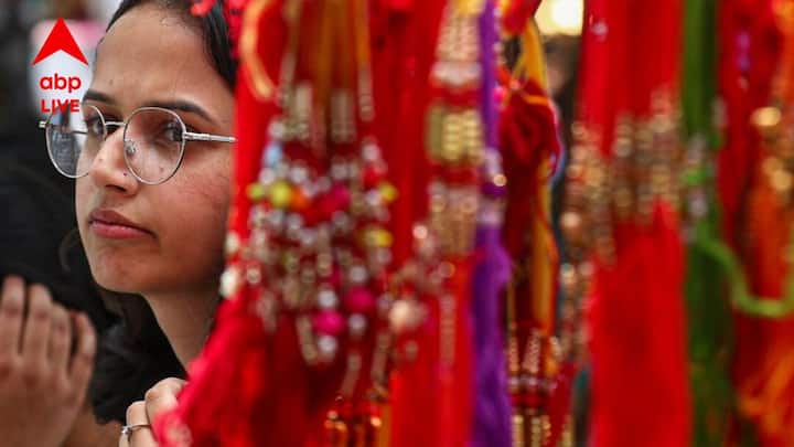 রাখিবন্ধন উপলক্ষে কী কী বিষয় মনে রাখা উচিত ? জ্যোতিষ শাস্ত্র মতে, শুভ সময়ে রাখি বাঁধার চেষ্টা করুন। উপাসনার সময় অবশ্যই একটি প্রদীপ জ্বালাবেন। রাখি বাঁধার আগে ঈশ্বরকে স্মরণ করুন। ভাই-বোনদের একে অপরকে সম্মান ও আশীর্বাদ করা উচিত। পরিবারে ভালোবাসা ও সম্প্রীতির পরিবেশ বজায় রাখুন।
