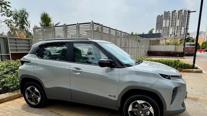 जबकि अगर आप कम बजट में एक दमदार इलेक्ट्रिक SUV का मजा लेना चाहते हैं. तो टाटा पंच ईवी पर दांव लगाना समझदारी भरा फैसला होगा. टाटा के नए प्लेटफॉर्म पर बनी यह कार शानदार ग्राउंड क्लीयरेंस, मस्कुलर लुक और एडवांस्ड फीचर्स के साथ आती है. इसमें आपको फास्ट चार्जिंग सपोर्ट के साथ लगभग 315 से 421 किमी तक की जबरदस्त रेंज मिलती है.