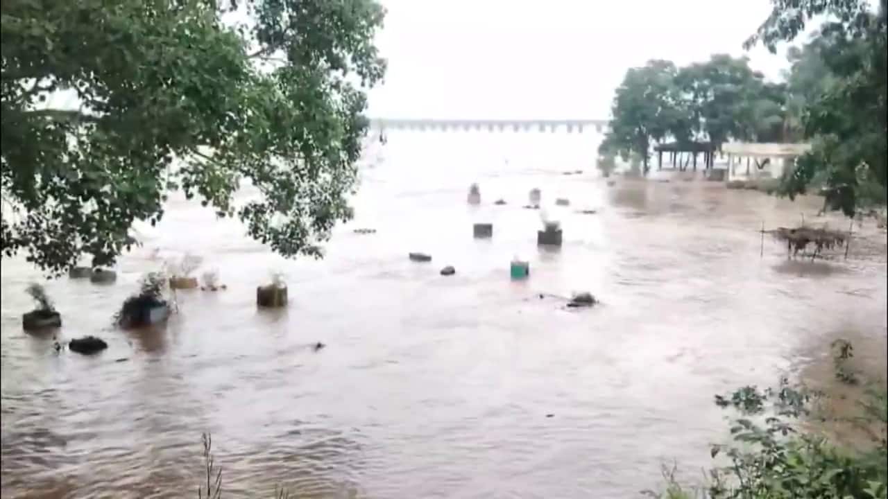 Godavari River Overflow: భద్రాచలం వద్ద గోదావరి ఉగ్రరూపం.. మూడో ప్రమాద హెచ్చరిక జారీ - పూర్తిగా నిలిచిన రాకపోకలు