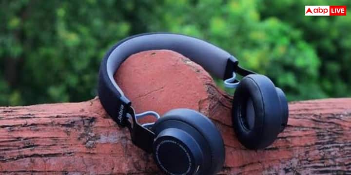 इसके साथ ही Noise Cancelling Headphones का सबसे बड़ा फीचर Active Noise Cancellation (ANC) होता है लेकिन हर स्थिति में इसे फुल पावर पर इस्तेमाल करना जरूरी नहीं है. शोर वाली जगह जैसे ट्रैफिक, मेट्रो या फ्लाइट में ANC ऑन करने से बैकग्राउंड नॉइज कम हो जाता है और आपको ज्यादा क्लियर म्यूजिक सुनाई देती है.