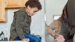 Parenting Mistakes:  मां-बाप की 7 गलतियां, जिससे कम हो जाता है बच्चों का कॉन्फिडेंस