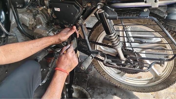वहीं, ग्रामीण इलाकों में स्पेयर पार्ट्स की उपलब्धता और आसान सर्विसिंग का होना भी बेहद जरूरी पहलू है. ऐसी बाइक ही चुननी चाहिए जिसके पार्ट्स आपके आसपास के स्थानीय मैकेनिक के पास आसानी से और सस्ते में मिल जाएं. जबकि फीचर्स की तुलना में सिंपल और मजबूत मेकैनिज्म वाली बाइक्स गांव के माहौल में ज्यादा लंबे समय तक बिना किसी खराबी के टिकती हैं.