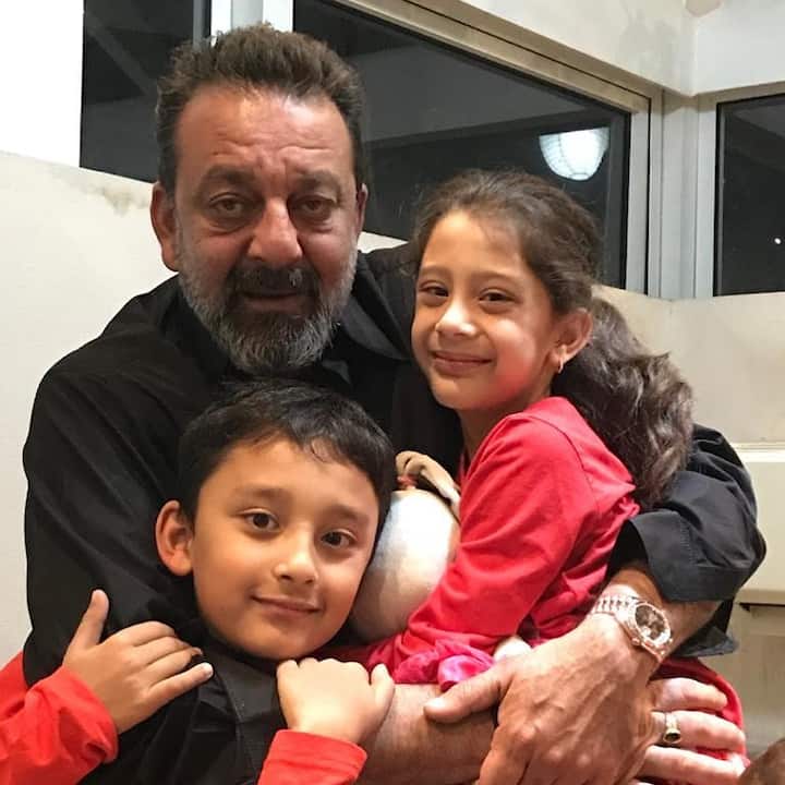 संजय दत्त की बेटी इकरा मुंबई के एक इंटरनेशनल स्कूल में अपनी स्कूली शिक्षा पूरी कर रही हैं.