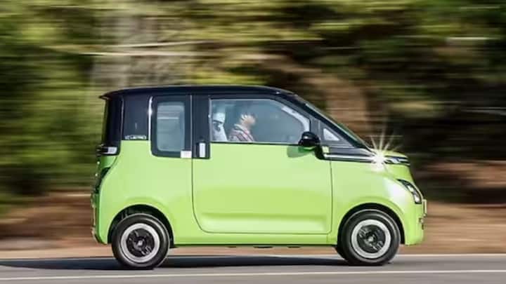 এই বাজেট গাড়ির অপশনে সবার ওপরে পাবেন MG Comet EV । দুই দরজার এই গাড়ি সহজেই শহরের ট্রাফিকে আপনাকে দ্রুত গন্তব্যে পৌঁছনোর সুযোগ দেবে। ভিড়ে ঠাসা রাস্তায় ও ছোট জায়গায় পার্কিংয়ের ক্ষেত্রে এই গাড়ির জুড়ি মেলা ভার। একবার চার্জ করলে এই গাড়ি ২৩০ কিমি রেঞ্জ দেয়।