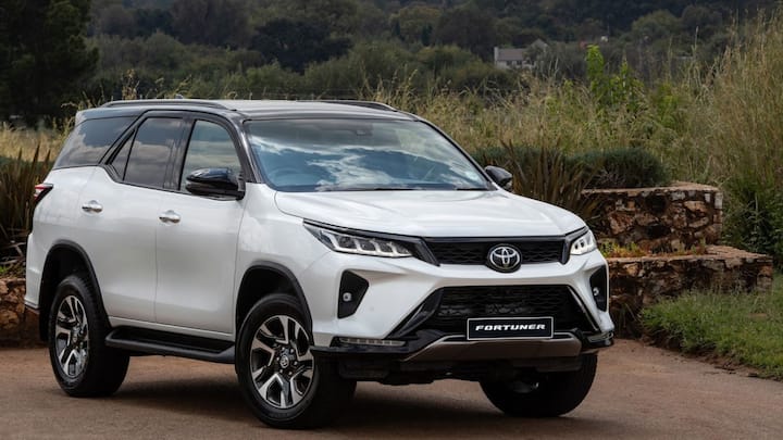 नई Fortuner में कई एडवांस फीचर्स जोड़े जा सकते हैं. इसमें 360-डिग्री कैमरा, इलेक्ट्रॉनिक पार्किंग ब्रेक, पैनोरमिक सनरूफ, मल्टी-जोन क्लाइमेट कंट्रोल, पावर्ड सीट्स और बेहतर इंफोटेनमेंट सिस्टम मिलने की उम्मीद है. सबसे बड़ा बदलाव सेफ्टी टेक्नोलॉजी में देखने को मिल सकता है. SUV में Toyota Safety Sense के तहत लेवल-2 ADAS फीचर्स भी दिए जा सकते हैं.