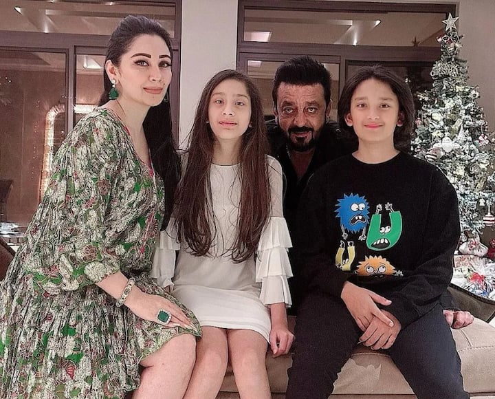बॉलीवुड एक्टर संजय दत्त ने तीन शादियां कि हैं. पहली पत्नी रिचा शर्मा से एक बेटी त्रिशाला दत्त हैं.  इसके बाद रिया पिल्लई से उन्होंने दूसरी शादी की, जिनसे बाद में तलाक हो गया था.