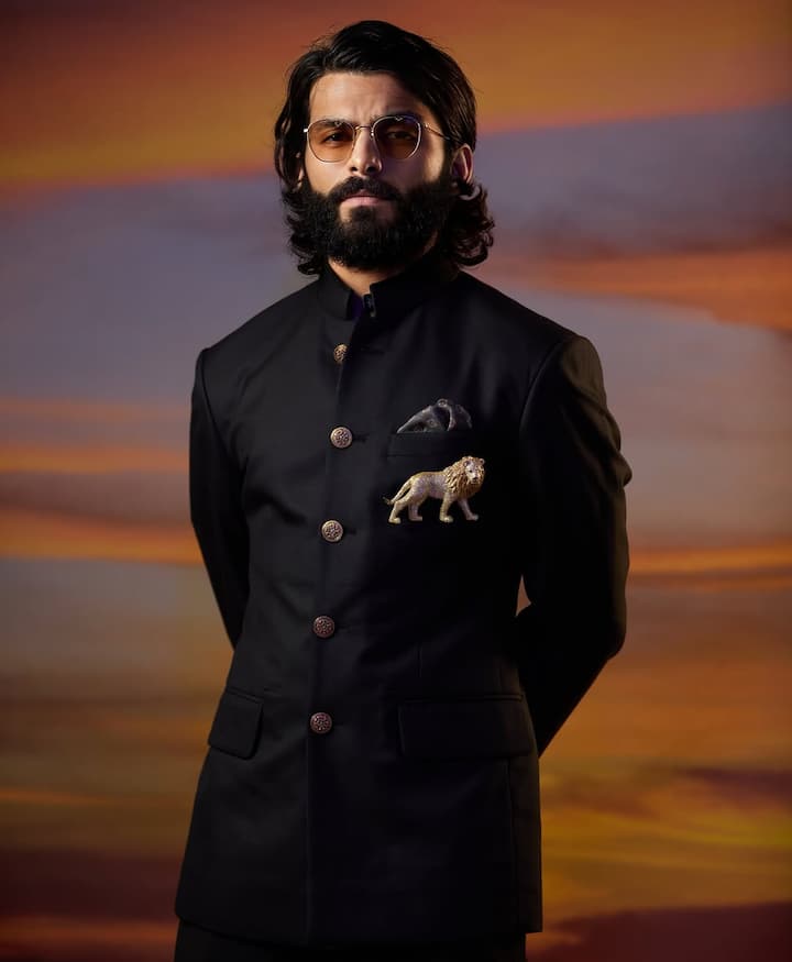 बता दें कि शिखर पहाड़िया महाराष्ट्र के पूर्व मुख्यमंत्री सुशील कुमार शिंदे के नाती हैं. शिखर पेशे से एक पोलो खिलाड़ी हैं. जाह्नवी और शिखर काफी लंबे समय से एक-दूसरे को डेट कर रहे हैं. फैंस को अब जाह्नवी और शिखर की शादी का इंतजार है.