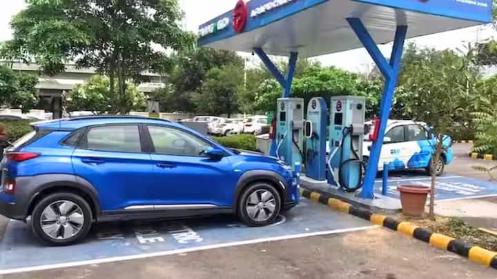 Electric Cars In India : আপনিও যদি সরকারের মতো পেট্রোল নির্ভরতা কমাতে চান, তাহলে ইলেকট্রিক গাড়ির দিকে যেতে পারেন। ই-২০ পেট্রোল নিয়ে গাড়ি খারাপের আশঙ্কা থাকলেও ইভি কারা হতে পারে সেরা অপশন । এখানে দেওয়া হল সেরকমই গাড়ির লিস্ট।