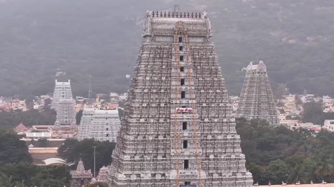 அண்ணாமலையார் பாதத்தில் தனுஷ்! திடீர் ஆன்மீகப் பயணம் அரசியல் என்ட்ரிக்கு அச்சாரமா?