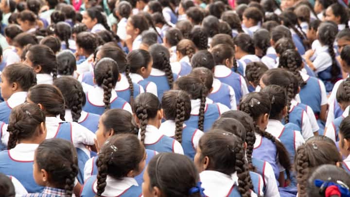 वहीं मेरठ जिला प्रशासन ने भी इस तरह का आदेश जारी किया है. जिले के सभी स्कूल, कॉलेज, यूनिवर्सिटी और तकनीकी संस्थान 12 अगस्त तक बंद रहेंगे. यह आदेश कक्षा 1 से 12वीं तक के सभी स्कूलों के साथ-साथ कॉलेज पर भी लागू होगा.