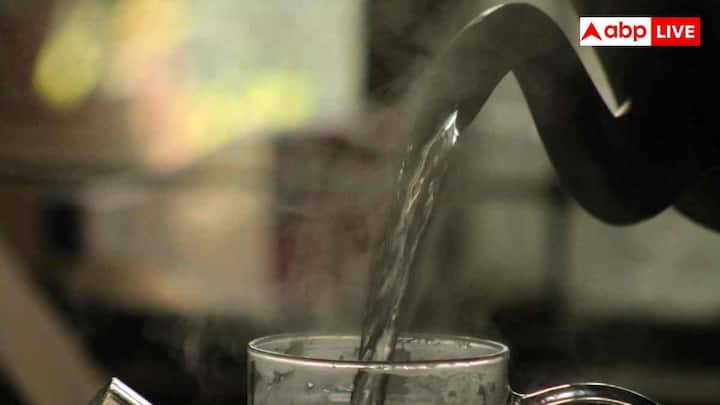 चिमनी साफ करने से पहले उस पर थोड़ी देर गर्म भाप लगाएं. इसके लिए एक कपड़े को गर्म पानी में भिगोकर निचोड़ लें और चिमनी पर कुछ मिनट के लिए रखें. भाप की गर्मी से तेल की परत ढीली हो जाती है, जिससे बाद में साफ करना आसान हो जाता है.