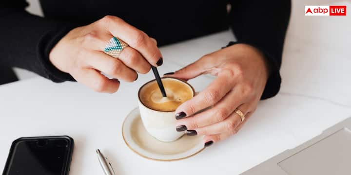 Smart Ring हेल्थ डेटा का अच्छा अनुमान देती है लेकिन इसे मेडिकल डिवाइस नहीं माना जाता है. हार्ट रेट, नींद, कैलोरी बर्न या ऑक्सीजन लेवल जैसी रीडिंग कई बार असली आंकड़ों से अलग हो सकते हैं. अगर सेंसर ठीक से उंगली के कॉनटेक्ट में न हों या रिंग सही तरीके से फिट न हो तो रिजल्ट और भी खराब हो सकते हैं.