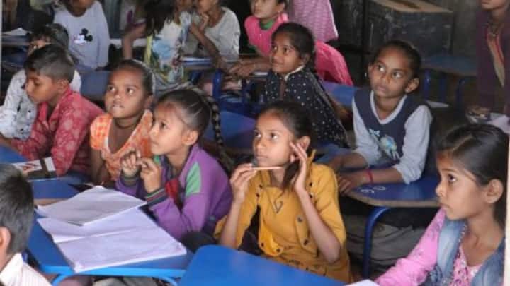 जिला प्रशासन ने साफ किया है कि जिन स्कूलों-कॉलेज या यूनिवर्सिटी में पहले से परीक्षा निश्चित है, वहां परीक्षा कार्यक्रम में कोई बदलाव नहीं किया जाएगा. परीक्षाएं पूर्व निर्धारित समय सारणी के अनुसार ही आयोजित होगी, जबकि नियमित कक्षाएं बंद रहेगी.