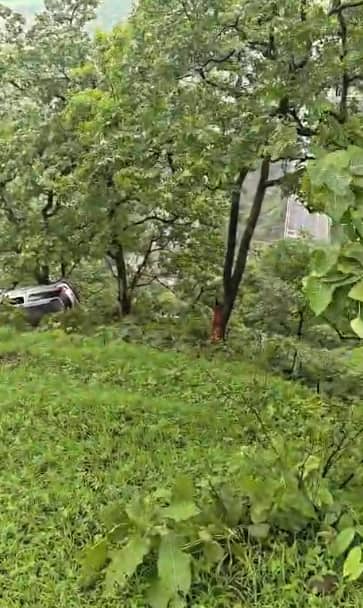 मिसिंग लिंकवरील टेकडीवर कॅम्पिंगसाठी एक स्पॉट शोधत होते, त्याचवेळी मिसिंग लिंकचा पूल वरुन पाहण्याचा त्यांना मोह झाला. म्हणून टेकडीवरील कच्च्या रस्त्याने ते कारने पुढं निघाले अन भरकटले.